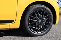 「RS」専用となるマットブラックの15インチアルミホイール。タイヤは「ダンロップ・エナセーブEC300」を履いていた。