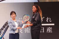 大坂選手から星野専務には、記念のラケットがプレゼントされた。ラケットはヨネックス製で、グリップ部分には直筆のサインも。