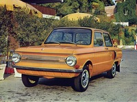 1965年に登場した「ザポロジェッツZAZ966」。ご覧のとおり「NSUプリンツIV」に倣ったボディーに1.2リッター空冷V4 OHVという変わった設計のエンジンを搭載。ちなみにこれはザポロジェッツの2代目で、初代は「フィアット600」風だった。