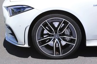 タイヤサイズはフロントが245/35ZR20で、リアが275/30ZR20。テスト車はヨコハマのスポーツタイヤ「アドバンスポーツV105」を履いていた。