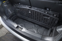 床下の収納スペースは、FF車は81リッター、4WD車は37リッター。取り外して水洗いできるラゲッジアンダーボックスが備わる。