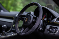 ブラックのスポークとインレイが備わる360mm径の「GTスポーツステアリングホイール」を装備。12時の位置に付けられたイエローのセンターマーキングは、3万9723円のオプションアイテムとなる。