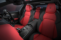 マセラティのラインナップで初めてパンチングレザーの赤／黒ツートンインテリアを導入。