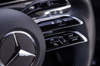 立体的なリムにタッチ式スイッチを備えた最新形状の「AMGスポーツステアリング」を標準装備。スイッチ自体のサイズは小さめだが、慣れればブラインドタッチでの操作も行える。