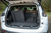 3列目シートの可倒機構は、肩口のリリースレバーと背面の紐（ひも）により、荷室側からでも操作が可能。テールゲートにはハンズフリーオープン機能が、荷室側壁にはDC 12V電源が設けられている。