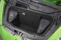 荷室はフロントボンネット下に確保される。容量は100リッター。