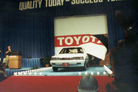 トヨタは米国での現地生産に際し、1984年にGMとの合弁会社ニュー・ユナイテッド・モーター・マニュファクチャリング（NUMMI）を設立。1986年には単独でトヨタ・モーター・マニュファクチャリング・USA（TMM）を設立し、生産能力を一気に強化した。