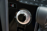 4WDモードの切り替えダイヤルには、ローレット加工が施されている。