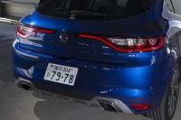 リアコンビランプ内のボトムラインは、常時発光することでボディーの左右を結ぶようなラインを形成。車幅の広さを演出している。