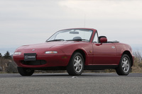 “日本車のビンテージイヤー”と言われる1989年に登場した「ユーノス・ロードスター」。軽快な走りが魅力のコンパクトなオープンカーである。