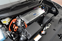 ボンネットのすぐ下にはパワーコントロールユニットが、さらにその奥には駆動用モーターがおさめられる。
    