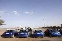 エルラシディア空港に到着。敷地内からミニ・クーパーSに乗り込み、コンボイを組んで走ります。