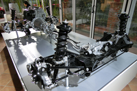 会場に展示されていたベアシャシー。リアサスペンションの構造がよく分かる。