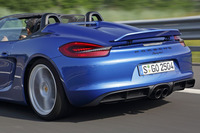 テールエンドには可動式のスポイラーが備わる。ちなみにボディーのCd値は0.33。
    