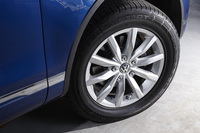 「トゥアレグV6アップグレードパッケージ」には、18インチアルミホイールが標準で備わる。テスト車のタイヤは、コンチネンタルの「クロスコンタクト」。
    