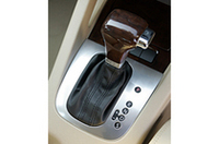 パドルシフトはつかず、手元で操作するDSG。微妙（？）な差別化か。