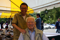 この日もざっと400人にサインした片山豊さん。肩を揉んでみて身体がお若いのにも驚いた。やっぱり巨きくなる人は違うなあ。