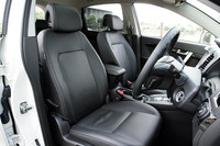 テスト車には、レザーシート、フロントシートヒーター、電動ガラススライディングルーフがセットになったラグジュアリーパッケージ（メーカーオプション）が装備されていた。標準はクロス＆アーティフィシャルレザーのコンビネーションシート。