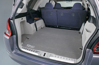 
	サードシートは、床と面一に格納できる。Lタイプは、スイッチで格納＆復帰できる電動床下格納シートを標準装備（M、アブソルートにはオプション）。
	 