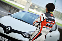 「ルーテシアR.S.トロフィー」と対峙（たいじ）する谷口信輝。試乗を通しての最終評価や、いかに？