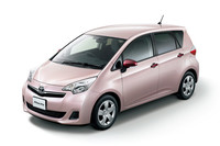 特別仕様車「G“SMART STOP Selection”」（ストロベリーメタリックオパール）。ドアミラー、アウタードアハンドル、バックドアガーニッシュにベリーレッドマイカの加飾が施される。