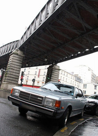 パリ15区・地下鉄6号線高架下で発見した3代目「マツダ・ルーチェ」。【写真7】