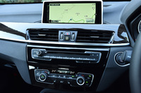 オーディオや空調の操作パネルなどが設けられたセンタークラスターまわり。「xライン」にはウッドとブラック塗装の、2種類の装飾パネルが用意される。