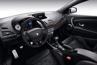 ステアリングホイールの表皮にはアルカンターラが用いられている。