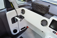 ティッシュボックスを逆さにして入れると下部から取り出せるグローブボックスと、500ミリリットルの紙パックも入れることができるカップホルダ−。