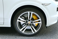 ホイールは10J×21インチという特大サイズ。テスト車はオプションのカーボンコンポジットブレーキを装備していた。お値段153万8000円なり。
    