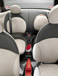 「3＋1シーター」が採用された「ロケットマン コンセプト」のインテリア。