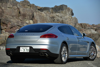 【スペック】パナメーラ ターボ エグゼクティブ：全長×全幅×全高＝5015×1930×1420mm／ホイールベース＝2920mm／車重＝1810kg／駆動方式＝FR／4.8リッターV8 DOHC 32バルブ ツインターボ（520ps/6000rpm、71.3kgm/2250-4500rpm オーバーブースト時78.5kgm/2500-4000rpm）／価格＝2415万円／テスト車＝2551万4000円（インテリアカラー＜エスプレッソ／ナチュラルレザー＞＝27万4000円／サラウンドビューシステム＝13万1000円／LEDヘッドライト＝35万1000円／20インチRSスパイダーデザインホイール＝19万円／カラークレストホイールセンターキャップ＝2万9000円／アダプティブクルーズコントロール＝38万9000円）