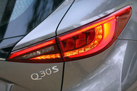 インフィニティQ30スポーツ