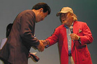 “巨匠”こと徳大寺有恒氏はトークショーに参加。「アンチ・メルセデスみたいに思われていますが、今まで所有したなかで、メルセデスベンツが一番多かったんです」。続いて行われたチャリティーオークションには、ペブルビーチで購入したネクタイを出展、8000円で落札された。