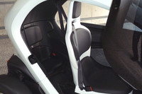 乗車定員は2人。バイクのようにタンデム乗車する格好となる。