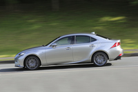 自動緊急ブレーキや前走車追従機能付きレーダークルーズコントロールなどといった運転支援システムについては、「IS」ではオプション扱いとなっている。