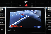 モニターには、車体を透過したように見えるよう画像処理された映像が表示される。運転席からは見えない位置にいる子供や自転車などの存在を、より分かりやすくドライバーに知らせることができるという。
    