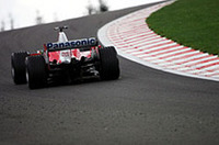 11周目に発生したジャンカルロ・フィジケラの大クラッシュでセーフティカーが導入。幸運にもその前にピットインしていたラルフ・シューマッハーは、他のマシンが続々とピットへ入るなかポジションアップに成功し、再スタート後は2位にまでのぼりつめ首位モントーヤを追い立てた。23周目、2度目のピットインで、スタンダードウェットからドライタイヤに賭けたが、これが裏目に出てスピン。再度ピットでウェットへ交換し14位まで後退、それでもポイント圏内の7位まで挽回した。（写真＝トヨタ自動車）