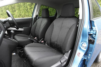 「13-SKYACTIV」には、体圧をより広く分散できる専用設計のフロントシートが与えられる。