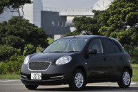 こちらはオーテックジャパンが手がける「マーチボレロ」。内外装に手が加えられ、アルミホイールを装着（マーチはスチールホイールが全グレードに標準）する。