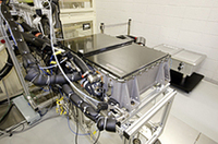 燃料電池車の要、FCスタック。温度、湿度、気圧の変化に対応させるため、過酷な実験が繰り返される。写真は、ガスで温度などの条件を変化させて起動テストをしているブース。