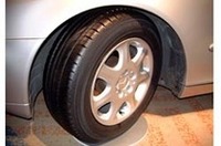 同社のタイヤは、ポルシェ「ボクスター」シリーズや、アストンマーチン「DB7 ヴァンテージ」など、欧州高級車の標準タイヤに採用された。さらに、ロードゴーイングカーとして、ニュルブルックリンク旧コースのレコード7分35秒5を樹立した、ポルシェ「911ターボ」のチューンドカー「ゲンバラ BITURBO GTR600“レコードブレーカー”」も、同社のタイヤでタイムアタックを行ったという。