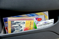 アントニオの「V40」の室内をよく見ると、ポケットに懐メロCDが。