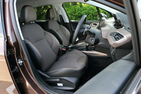 「プレミアム」のシートはファブリックとレザーを組み合わせたコンビタイプ。ボディーカラーに応じて、ブラウンとブラックの2色が用意されている。
    