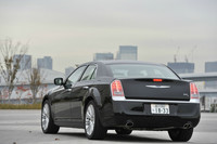 車間距離を自動で制御する「アダプティブクルーズコントロール」や、斜め後ろに車両がいることを知らせる「ブラインドスポットモニター」など、安全装備が充実しているのも新型の特長。ちなみにイタリアでは「ランチア・テーマ」の名称で販売されている。