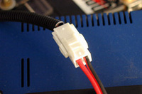 
	車両常設用のケーブルを付属。バッテリーにこれを配線しておけば、充電器との接続はワンタッチ。
	 