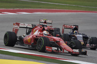 パワーユニット交換のペナルティーで13番グリッドからスタートしたフェラーリのベッテル（手前）。スタートで早くもポイント圏内に入り、ピットストップ作戦で3位まで挽回したのはさすがだったが、ハミルトンのタイトル獲得に待ったをかけられなかったためか、セレモニーに臨む間、いつもの笑顔は見られなかった。（Photo=Ferrari）