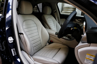 表皮に本革がおごられた、テスト車のシート。ボディーカラーがポーラーホワイトのモデルでは、シートカラーはブラックになる。
    