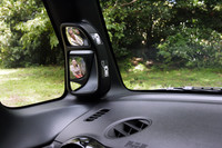 サイドビューサポートミラーは、左前輪より前のスペースと助手席横の死角を映し出す。