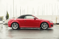 「TTロードスター」のほろは、50km/h以下であれば走行中でも開閉できる。オープンまたはクローズに要する時間は10秒以内。（写真をクリックすると、ルーフの開閉アクションが見られます）